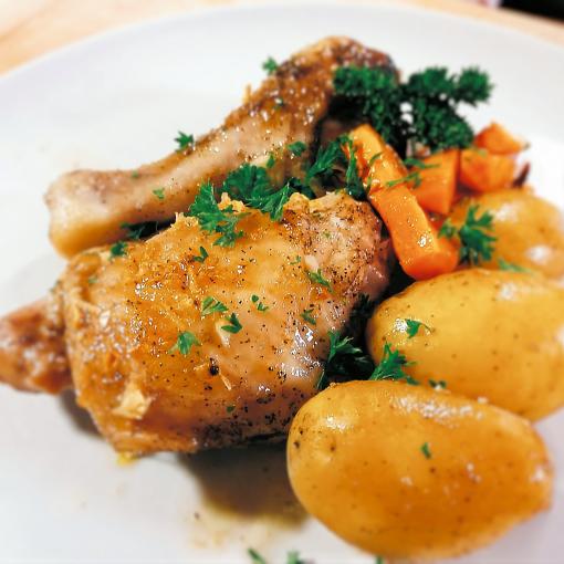 Hähnchen mit Kartoffeln und Karotten