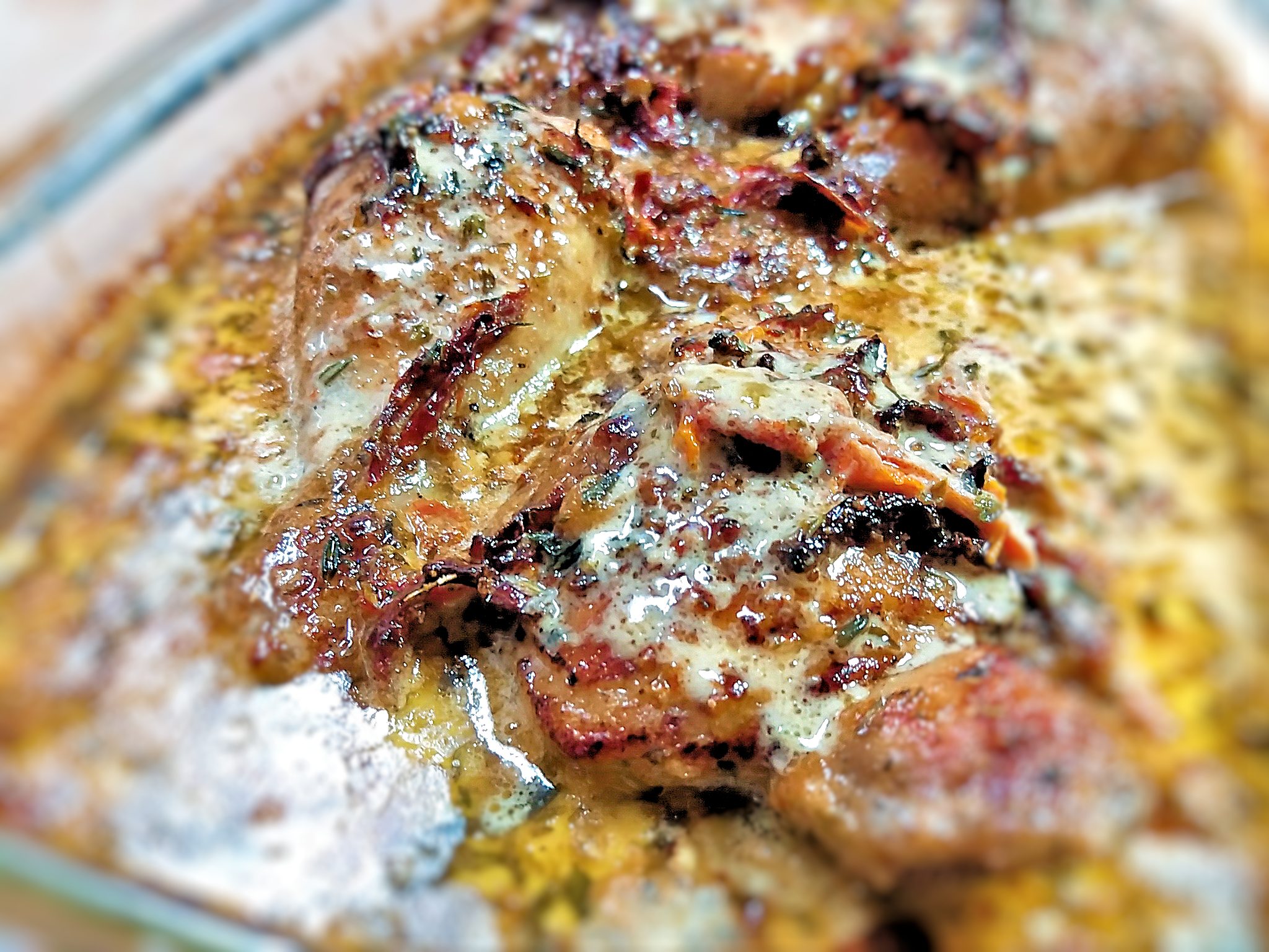 Hähnchenkeulen mit Tomaten-Sahne-Sauce - MeatWant