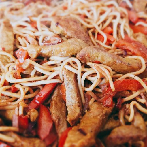 Crazy Chicken Schweinefleisch mit Mie Nudeln