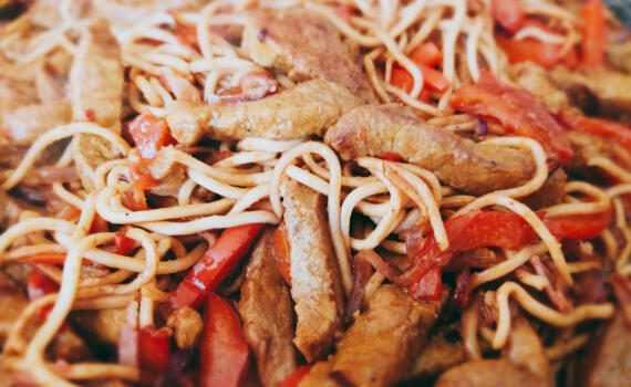 Crazy Chicken Schweinefleisch mit Mie Nudeln