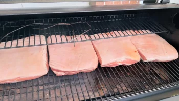 Bacon selbst machen, Start im Smoker