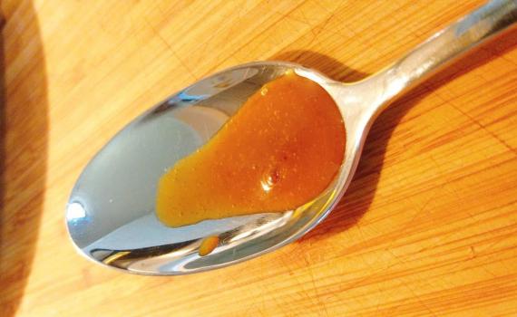 Honig-Senf-Sauce Löffel