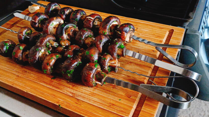 gegrillte Champignons am Spieß