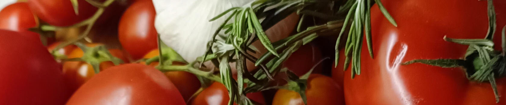 Tomaten, Knoblauch und Rosmarin für eingelegte Tomaten.