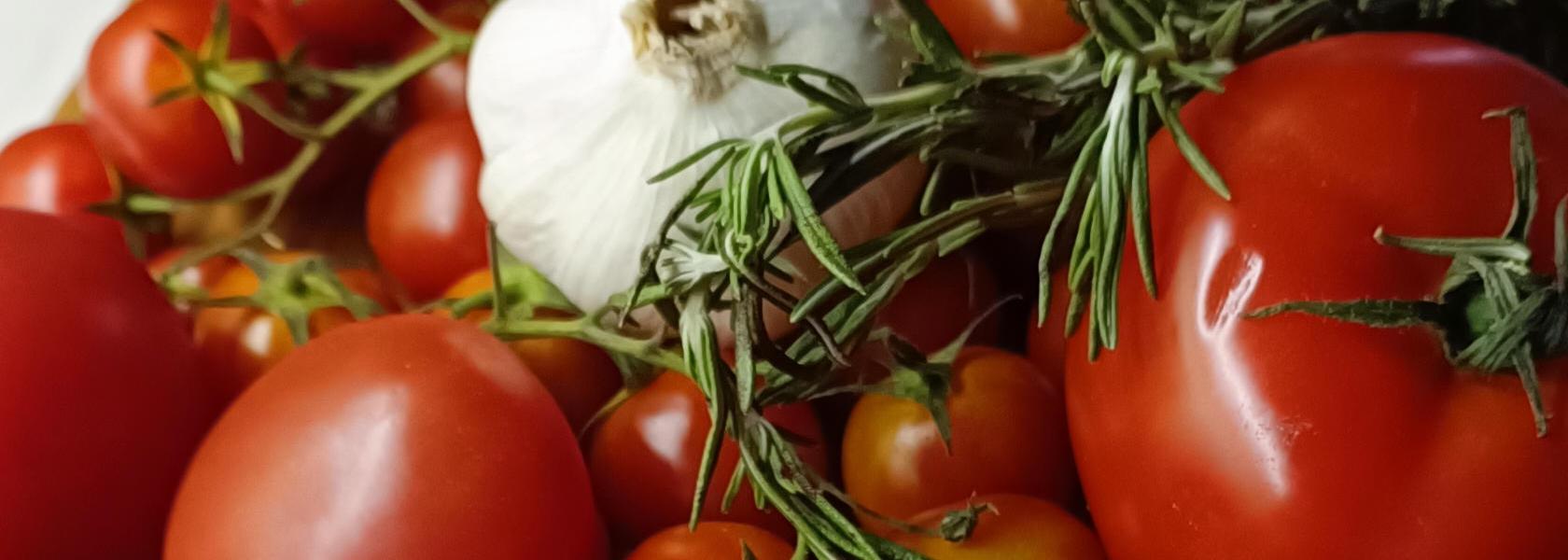 Tomaten, Knoblauch und Rosmarin für eingelegte Tomaten.