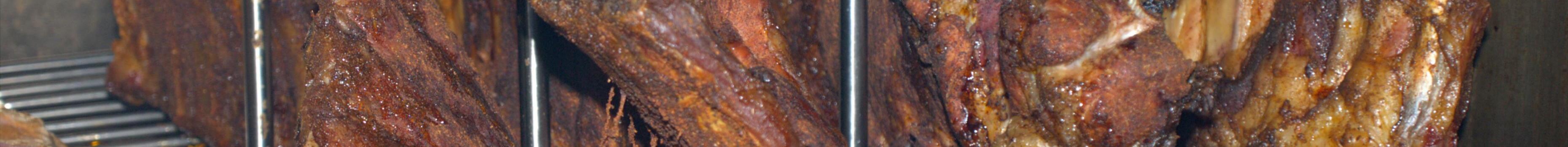 Mehrere Spareribs im Rauch