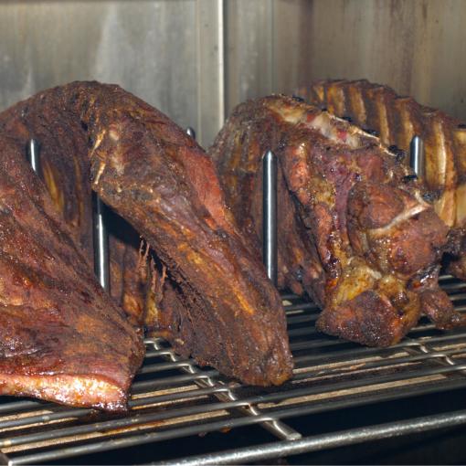 Mehrere Spareribs im Rauch