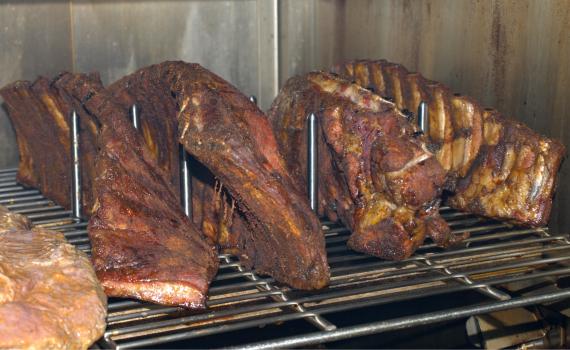 Mehrere Spareribs im Rauch