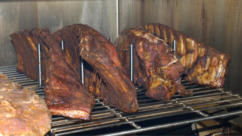 Mehrere Spareribs im Rauch